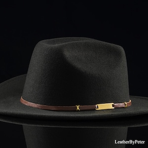 Personligt läderarmband för cowboyhatt med graverad guldfärgad namnskylt, eget namn eller initialer