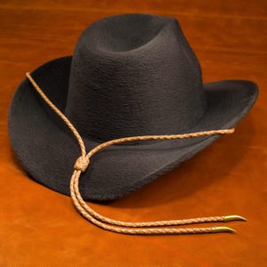 Saddle Tan Leder Stampede String – Hutriemen im Texas-Stil mit Messing Horn Spitzen – verstellbar, handgeflochtenes Kalbsleder