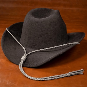 Grauer geflochtener Kinnriemen aus Leder – Cowboyhut-Stempelband – Western-Stempelband – Wählen Sie Quaste oder Fußseilknoten-Ende