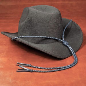 Stampede String - Marineblauer Lederkinnriemen - Stampede Strap - Handgeflochtener Kinnriemen aus Leder - Hält den Hut an Ort und Stelle - Handgefertigtes Geschenk