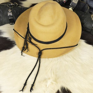 Individueller Leder Stampede String. Handgefertigter Cowboy-Kinnriemen