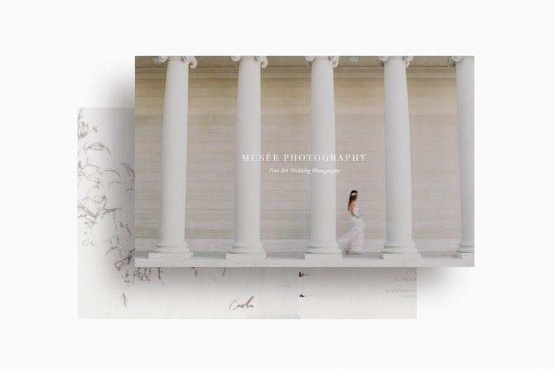Może przedstawiać: Panna młoda w białej sukni idzie między białymi kolumnami z tekstem "MUS&Eacute;E PHOTOGRAPHY Fine Art Wedding Photography" nad nimi.