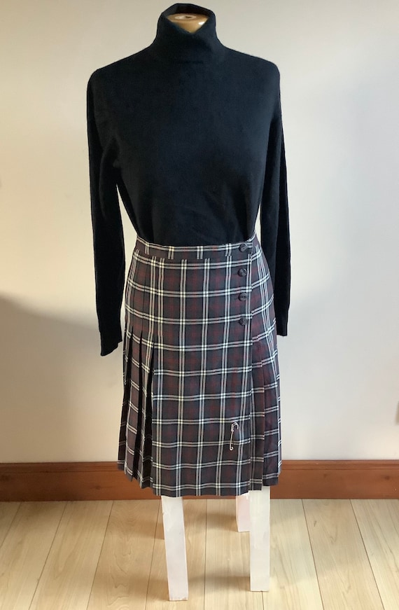 lined Vintage womans kilted skirt,grey tartan waist 28 inch