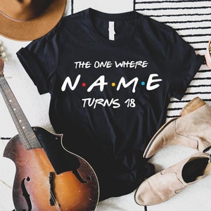 Degene waar naam draait 18 shirt, aangepaste verjaardag T-shirt, gepersonaliseerde vrienden Tshirt, leuke verjaardagscadeau, vrienden thema shirt, partij T-shirt
