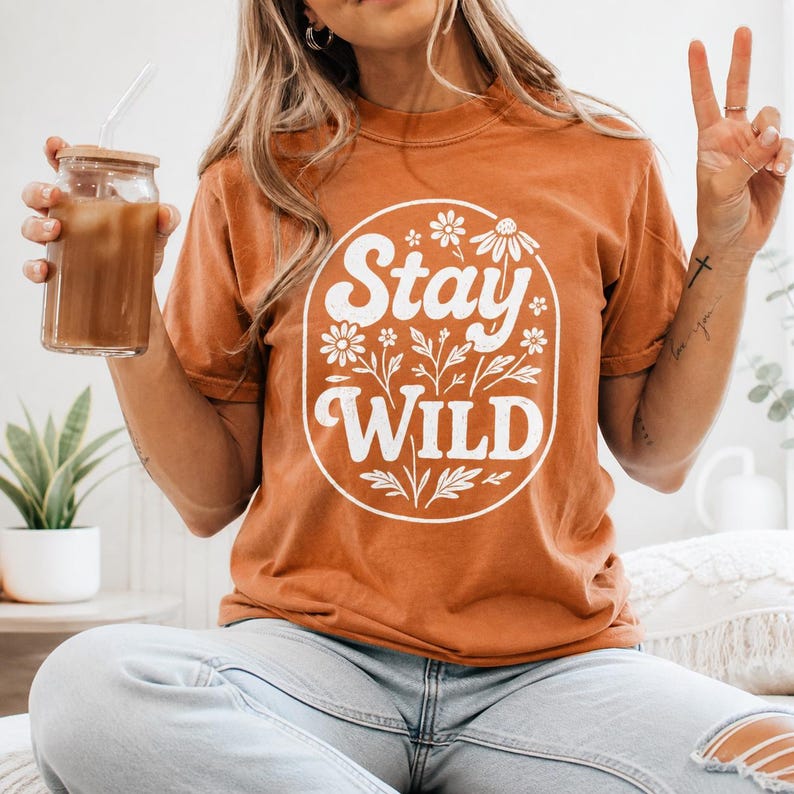 Camiseta Comfort Colors Stay Wild, camiseta floral de flores silvestres, camiseta botánica bohemia, cita inspiradora, Roam Free, regalo para amantes de las plantas imagen 1