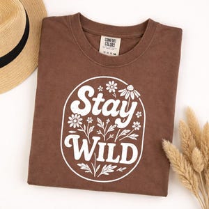 Camiseta Comfort Colors Stay Wild, camiseta floral de flores silvestres, camiseta botánica bohemia, cita inspiradora, Roam Free, regalo para amantes de las plantas imagen 7