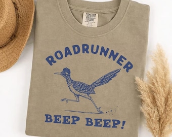 Maglietta Comfort Colors Roadrunner Beep Beep, regalo vintage per gli amanti degli uccelli del West, maglietta con grafica da corsa divertente, top unisex morbido e lavato