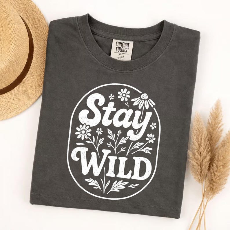 Camiseta Comfort Colors Stay Wild, camiseta floral de flores silvestres, camiseta botánica bohemia, cita inspiradora, Roam Free, regalo para amantes de las plantas imagen 5