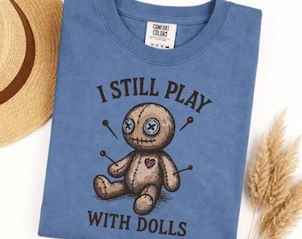 コンフォートカラーズ「I Still Play With Dolls」ブードゥー人形Tシャツ、面白い魔女ペイガンTシャツ、不気味なハロウィンコスチュームグラフィック
