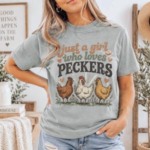 Camiseta Comfort Colors "Just A Girl Who Loves PECKERS Chicken", divertida camiseta de la vida en la granja, regalo sarcástico para amantes de las gallinas, camiseta con estampado de aves de corral de traspatio.