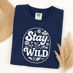 Camiseta Comfort Colors Stay Wild, camiseta floral de flores silvestres, camiseta botánica bohemia, cita inspiradora, Roam Free, regalo para amantes de las plantas imagen 6