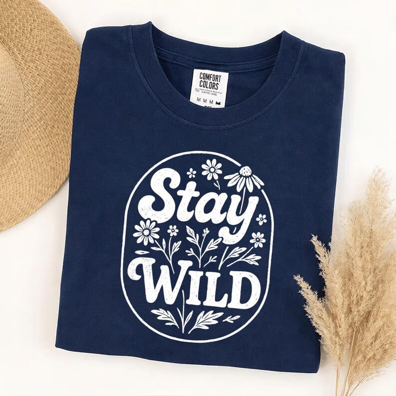 Camiseta Comfort Colors Stay Wild, camiseta floral de flores silvestres, camiseta botánica bohemia, cita inspiradora, Roam Free, regalo para amantes de las plantas imagen 6