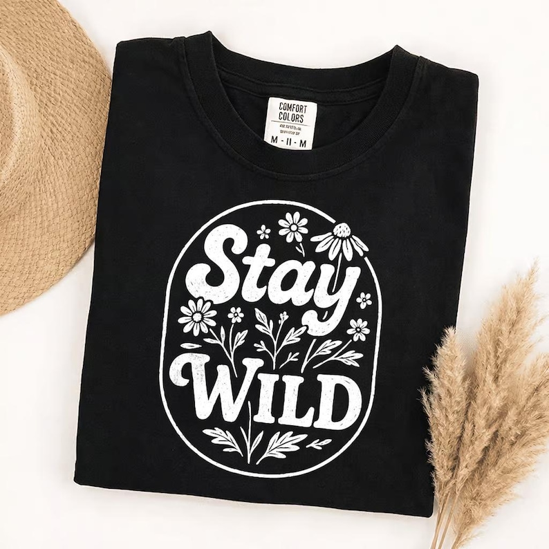 Camiseta Comfort Colors Stay Wild, camiseta floral de flores silvestres, camiseta botánica bohemia, cita inspiradora, Roam Free, regalo para amantes de las plantas imagen 4