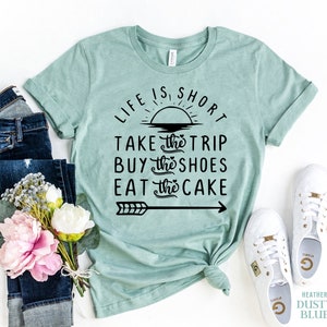 Life Is Short Take the Trip Kaufen Sie die Schuhe, Eat The Cake, Urlaubs T-Shirt, Mädchenreise, Sommershirts, Strandshirts für Frauen, Reisegeschenk