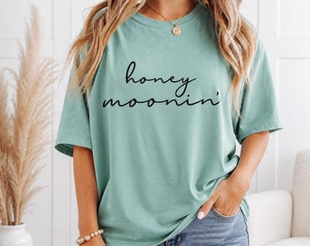 Honeymoonin' shirt, just married shirt, newlywed shirt, bride shirt, gift for bride, Vacation Shirt, Honeymoon Vibes, Cute honeymoon gift