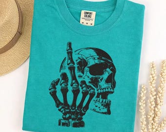 Comfort Colors スカル中指 T シャツ、エッジの効いたスケルトンハンドグラフィック T シャツ、ゴシックストリートウェア、オルタナティブパンクシャツ、ユニセックスカジュアルトップス