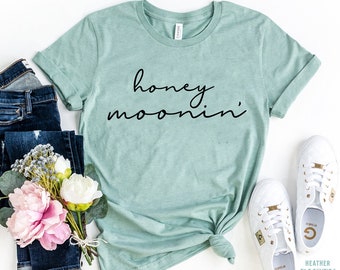 Honeymoonin&#39; shirt, just married shirt, newlywed shirt, bride shirt, gift for bride, Vacation Shirt, Honeymoon Vibes, Cute honeymoon gift