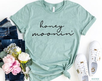 Honeymoonin 'shirt, net getrouwd shirt, pasgetrouwd shirt, bruid shirt, cadeau voor bruid, vakantie shirt, huwelijksreis Vibes, leuke huwelijksreis cadeau