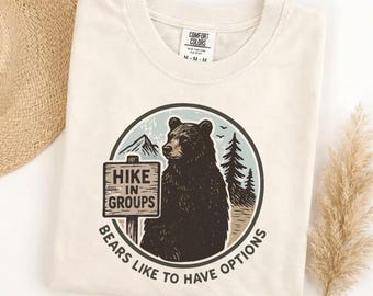 Maglietta Comfort Colors Hike in Groups, agli orsi piace avere opzioni, maglietta da escursionismo divertente, regalo per avventure in campeggio con orso e umorismo nero, amante dell'aria aperta