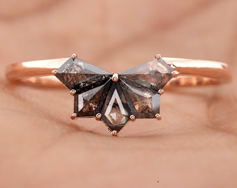 Anillo de compromiso minimalista de oro de 14 quilates con diamantes de sal y pimienta de corte cometa