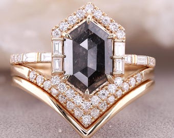 Conjunto de anillos de compromiso hexagonales de diamantes sal y pimienta: joyería nupcial de oro de 14k con diseño de espiga.