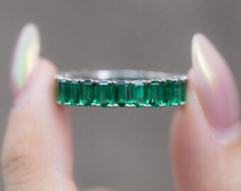Anillo de eternidad con esmeralda cultivada en laboratorio: corte esmeralda, engaste redondo en garras