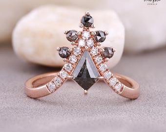 Anillo de diamantes Kite Salt & Pepper: Diseño geométrico en oro rosa de 14 quilates.