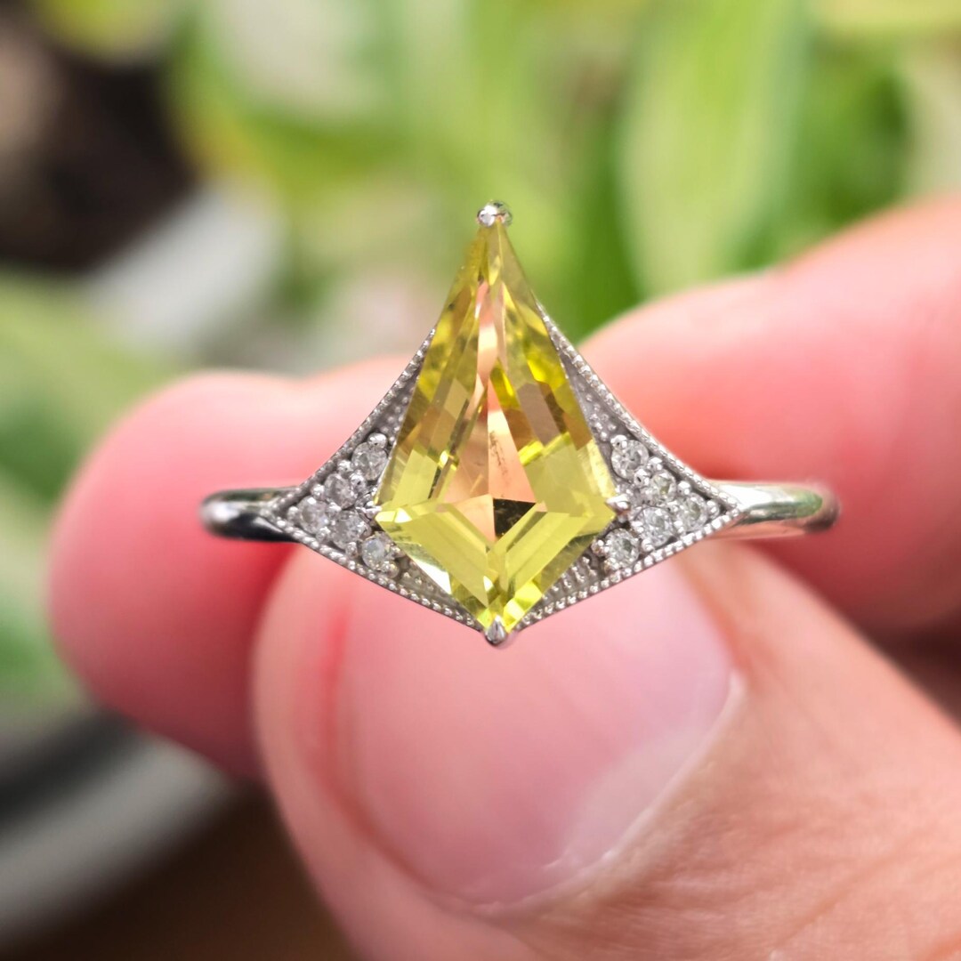 レモンクォーツ カイトカット リング：スイスブルートパーズ