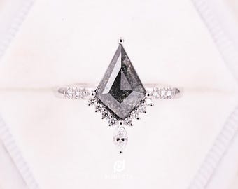 Anillo de compromiso de diamantes con diseño de cometa, sal y pimienta: acento de diamante blanco.