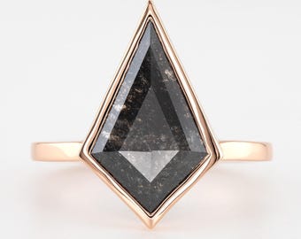 Anillo de compromiso de diamantes con diseño de cometa, sal y pimienta.