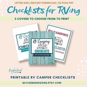 K&ouml;nnte beinhalten: Drei druckbare Checklisten-Cover f&uuml;r das Campen mit dem Wohnmobil. Die Cover zeigen einen Cartoon-Wohnwagen auf einem blau-wei&szlig;en Holzmaserungshintergrund. Der Text auf den Covern lautet "RV Camping Checklists" und "Let's go on an adventure!"