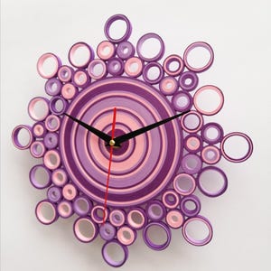 foto dell'orologio visto di lato con lancette nere