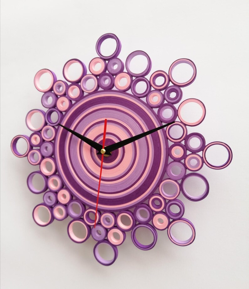 foto dell'orologio visto di lato con lancette nere