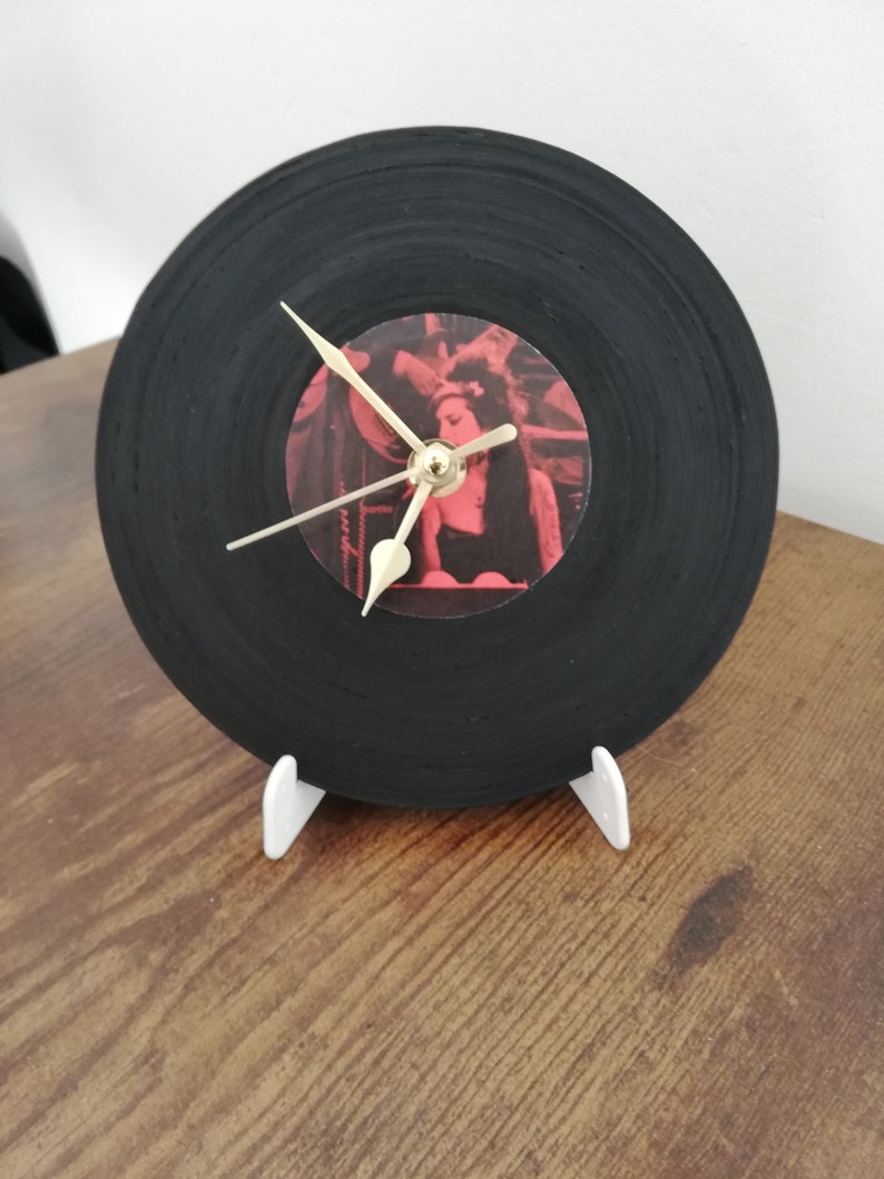 orologio su tavolo marrone. il supporto è in plastica e bianco
