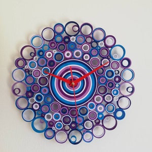 orologio appeso al muro con lancette rosse
