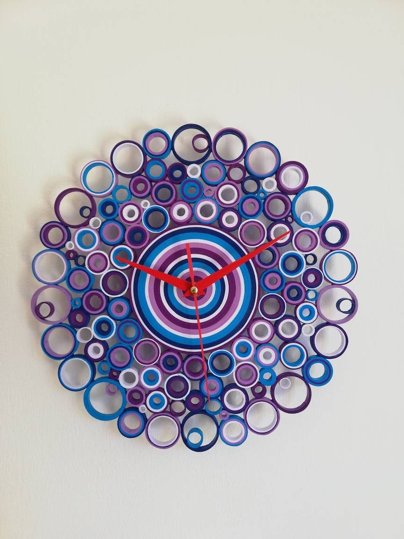 orologio appeso al muro con lancette rosse