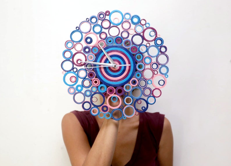 foto dove è presente una donna che ha il volto coperto dall'orologio di 28 cm