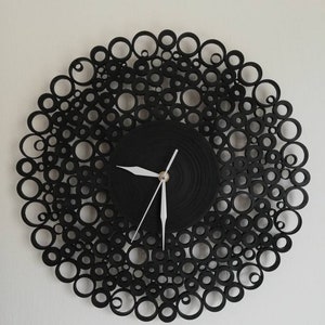 orologio da parete creato con cartoncini neri.il diametro è di 38 cm e le lancette sono bianche