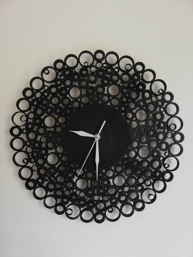 orologio da parete creato con cartoncini neri.il diametro è di 38 cm e le lancette sono bianche