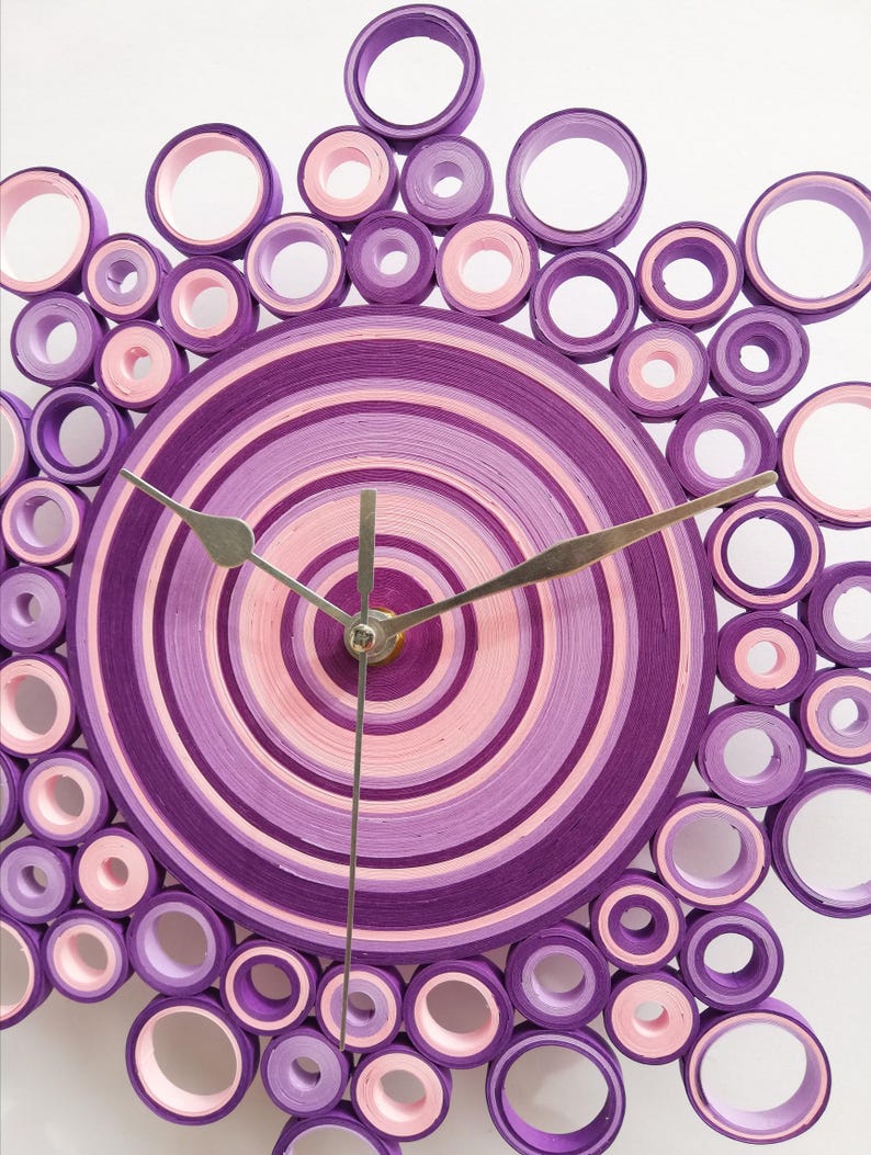 foto dell'orologio visto di lato con lancette alluminio