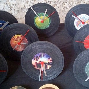 otto orologi sul tavolo
