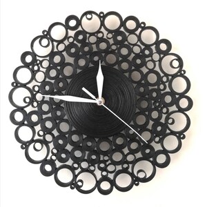 orologio da parete creato con cartoncini neri.il diametro è di 28 cm e le lancette sono bianche