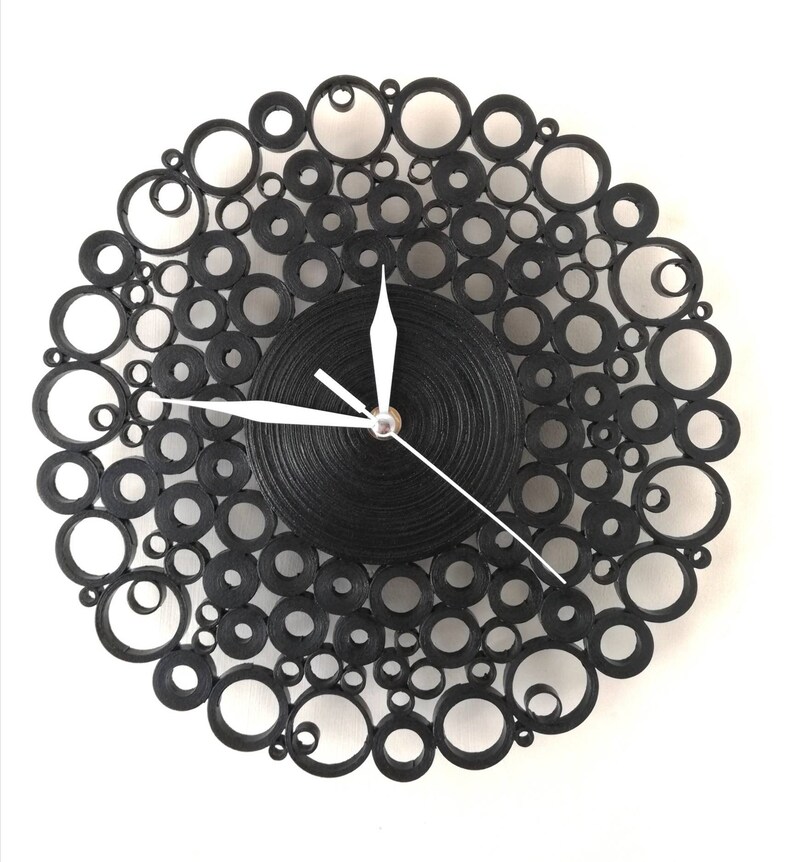 orologio da parete creato con cartoncini neri.il diametro è di 28 cm e le lancette sono bianche