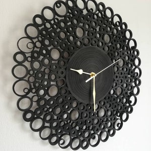 orologio visto di lato con lancette alluminio