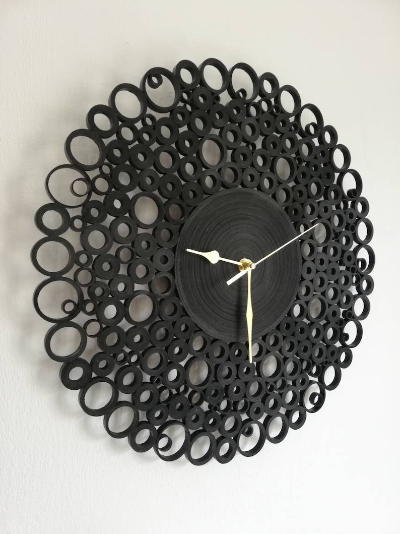 orologio visto di lato con lancette alluminio