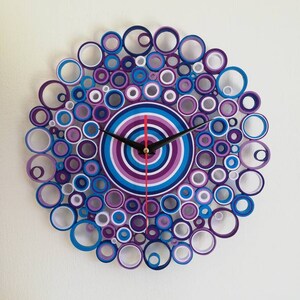 orologio appeso al muro con lancette nere