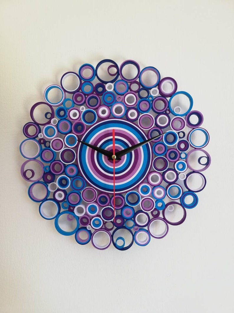 orologio appeso al muro con lancette nere