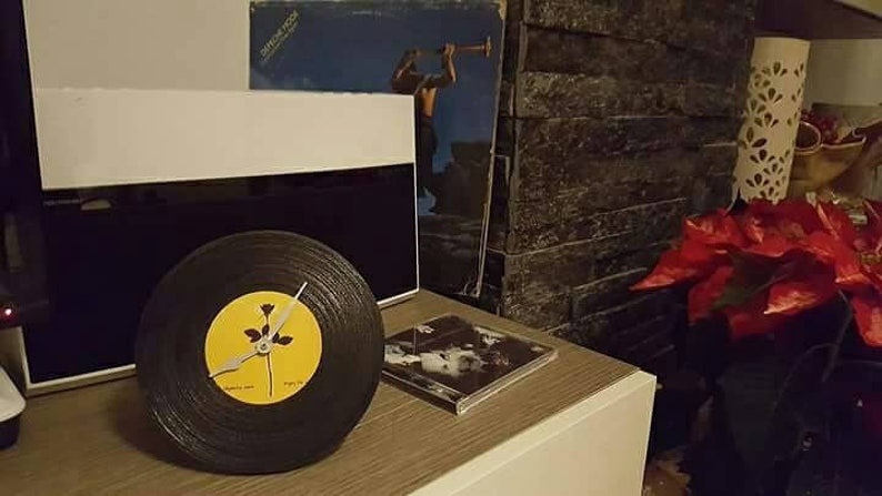 orologio appoggiato su un mobile