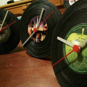 tre orologi vinile su un tavolo