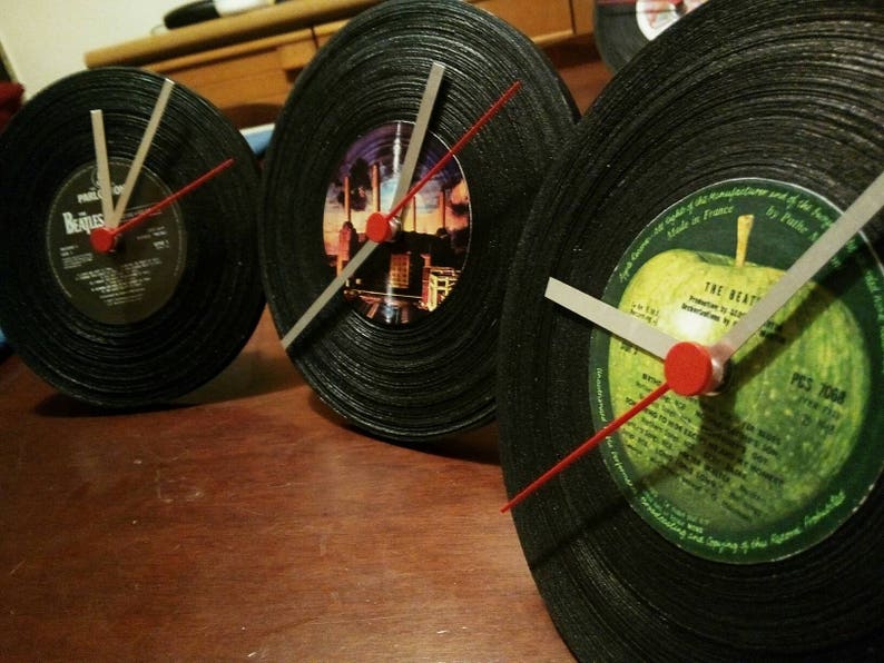 tre orologi vinile su un tavolo